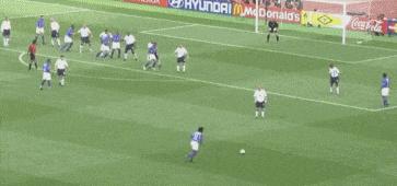 小罗再现经典庆祝动作,足球小罗经典瞬间