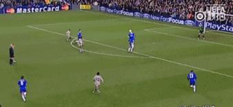 小罗再现经典庆祝动作,足球小罗经典瞬间