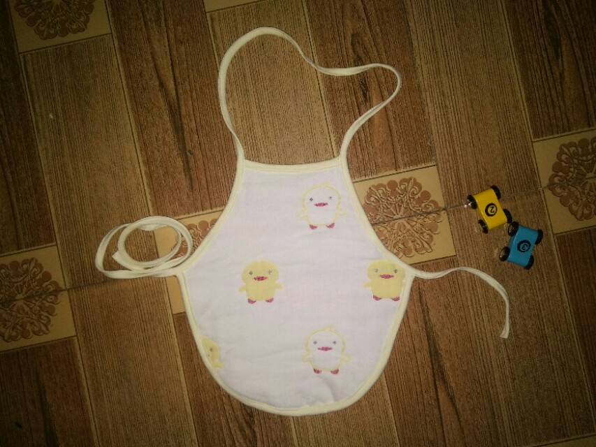 婴儿肚兜的裁剪做法,一针一线纯手工绣花肚兜