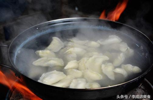 煮饺子破皮粘锅,饺子怎么煮不容易破皮