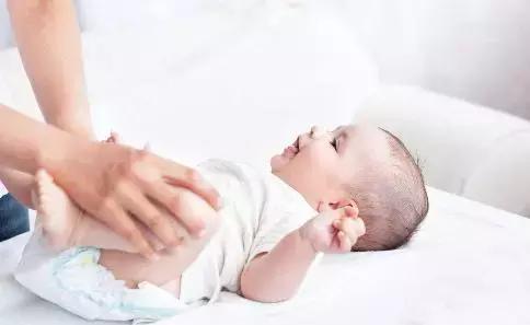 20天的宝宝憋气满脸通红手脚乱蹬,新生儿憋气小腿乱蹬是什么情况