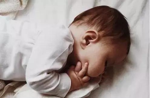 20天的宝宝憋气满脸通红手脚乱蹬,新生儿憋气小腿乱蹬是什么情况