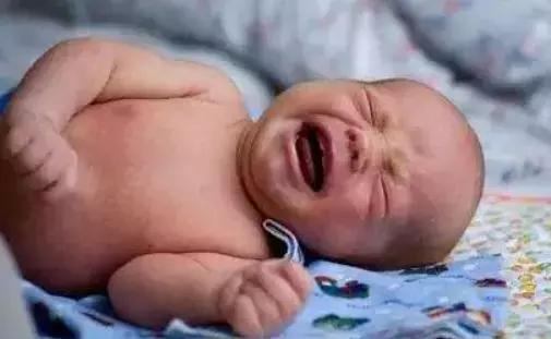 20天的宝宝憋气满脸通红手脚乱蹬,新生儿憋气小腿乱蹬是什么情况