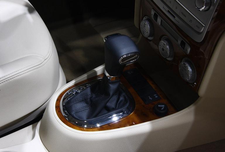 12年左右现代伊兰特,10年朗逸和伊兰特哪个性价比高