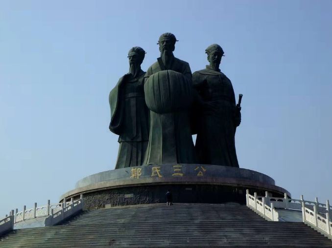 原创诗词—九霄能把天门扣，万里长观旭日红