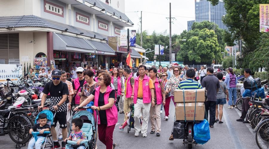跟团游和自由行哪个更合适,跟团旅游的优点与缺点