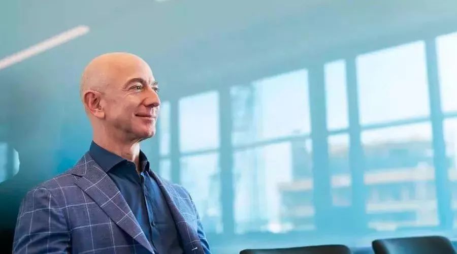 世界首富贝佐斯采访视频,世界首富贝索斯给年轻人的建议