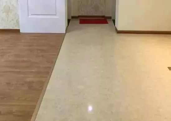 我是瓷砖，我现在有点方……