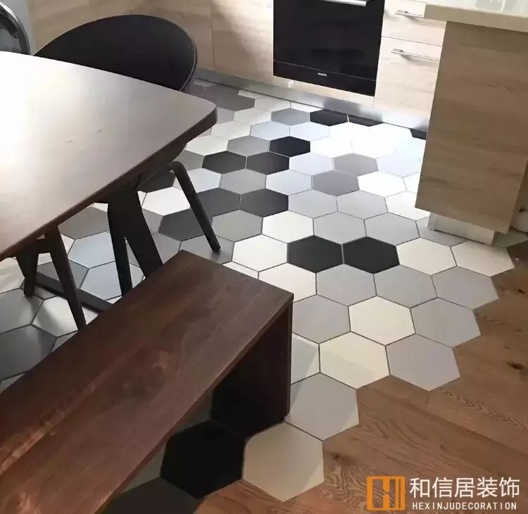 我是瓷砖，我现在有点方……