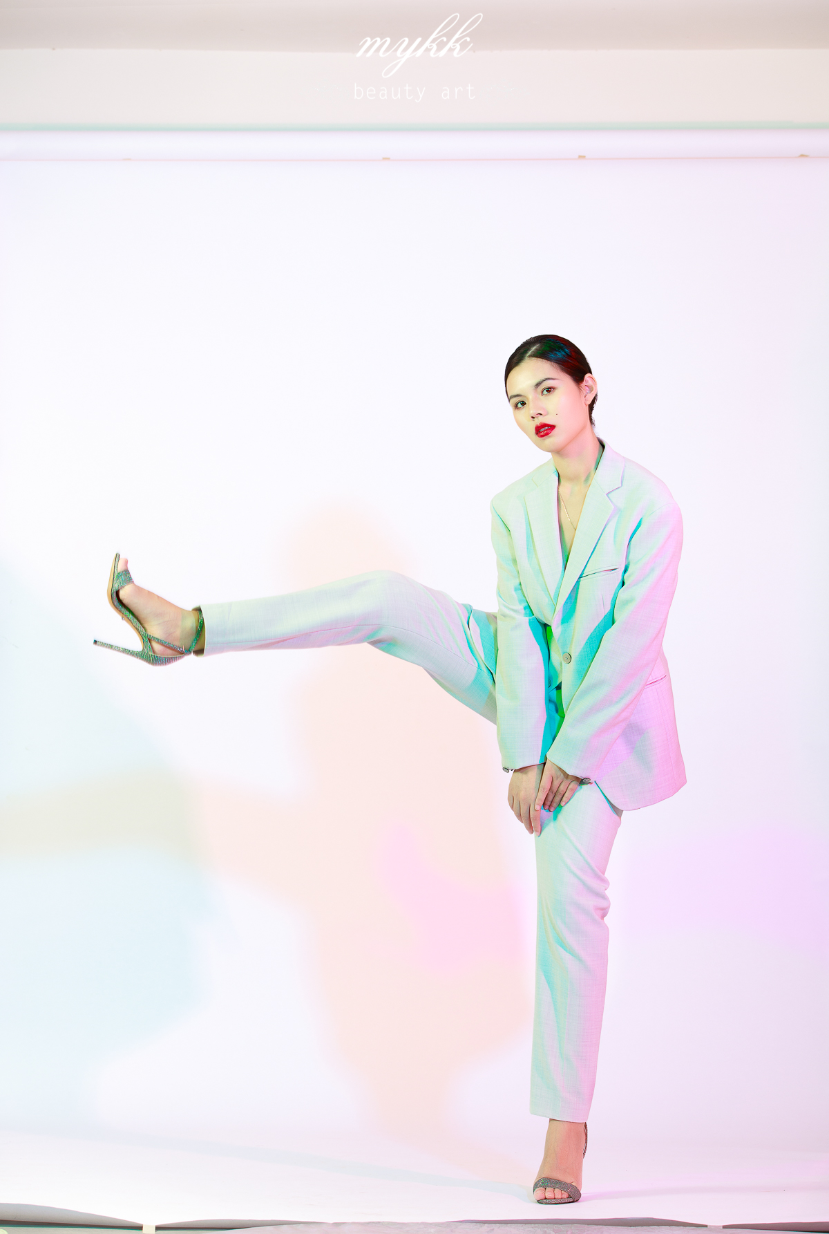 白背景有几种布光拍法,拍人像布光技巧有哪些