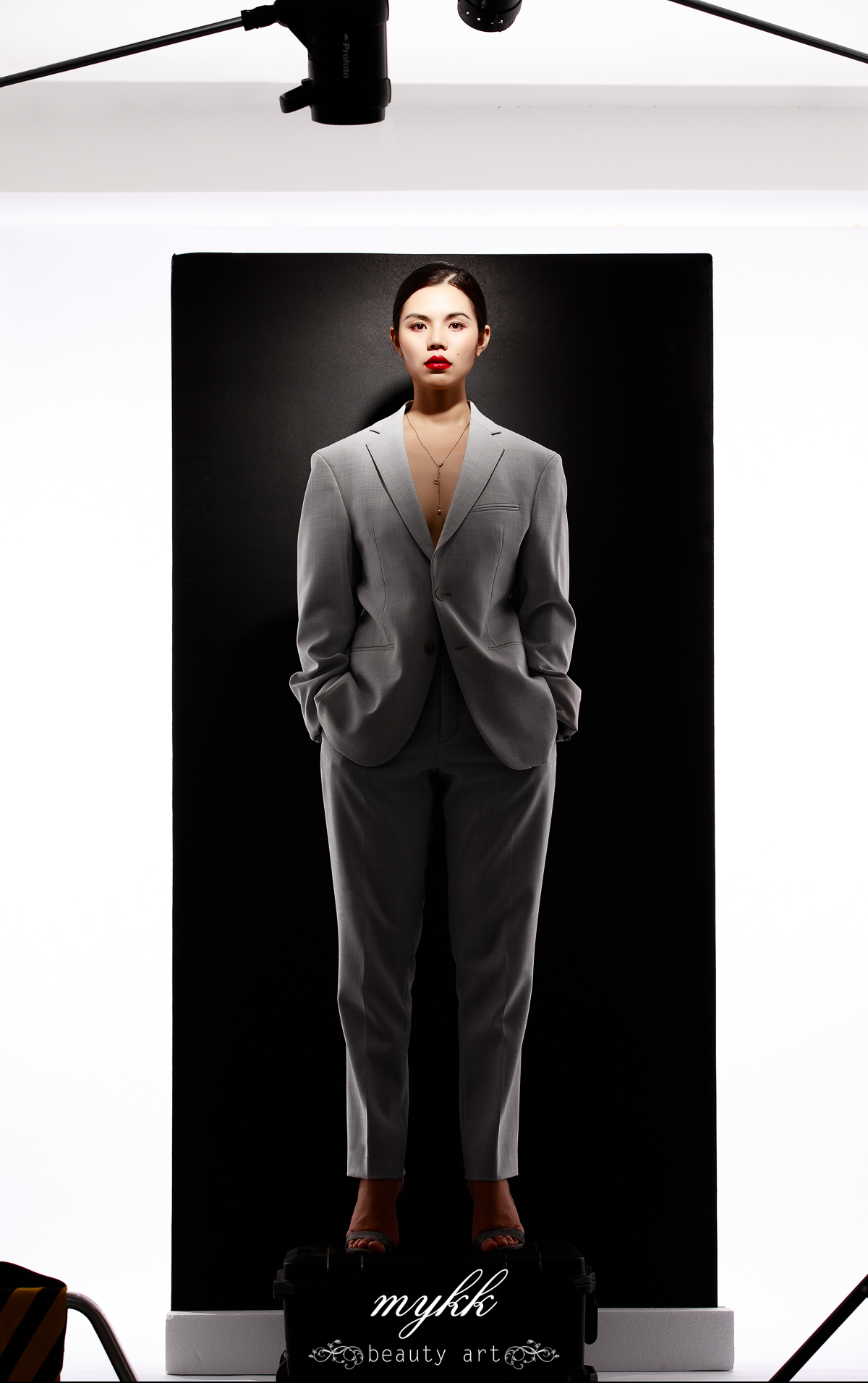 白背景有几种布光拍法,拍人像布光技巧有哪些