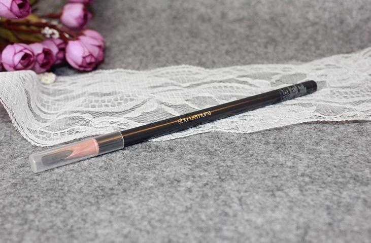 在化妆台上化妆,在化妆台上面化妆