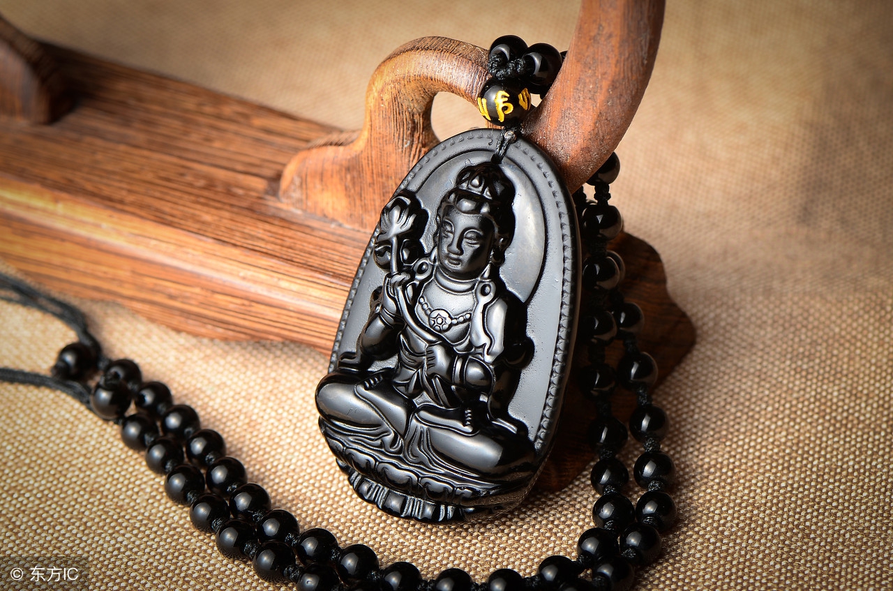 散打哥的吊坠多少钱,网红散打哥戴的翡翠