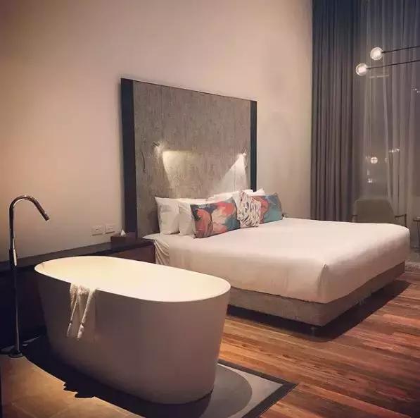 一个保姆游20多个国家,住七星酒店,吃米其林餐厅还拿年薪60万!