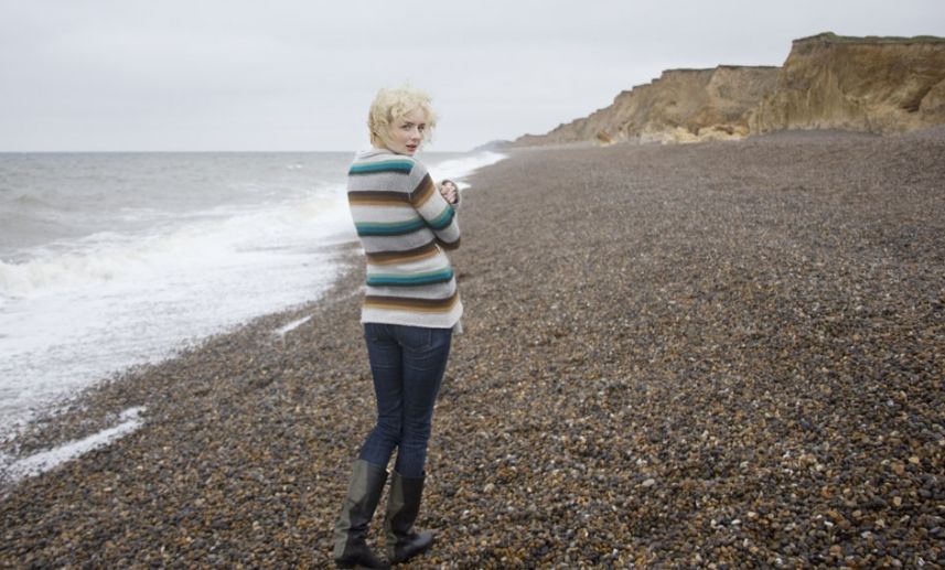 脖子上突然起了一块斑,脖子两侧有斑是什么原因