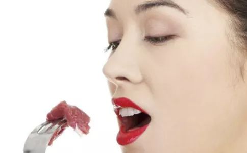 脖子上突然起了一块斑,脖子两侧有斑是什么原因