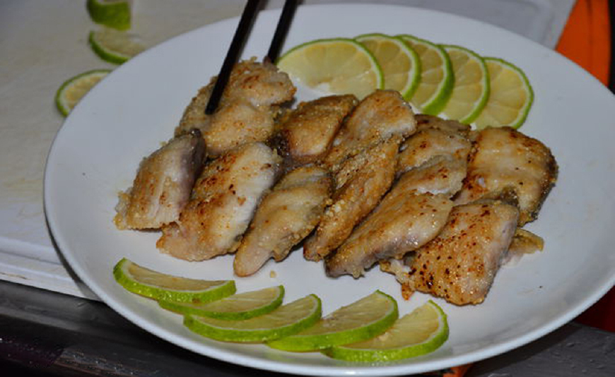 怎么煎鱼不粘锅放两次油,煎鱼要怎么样才不溅油到外面