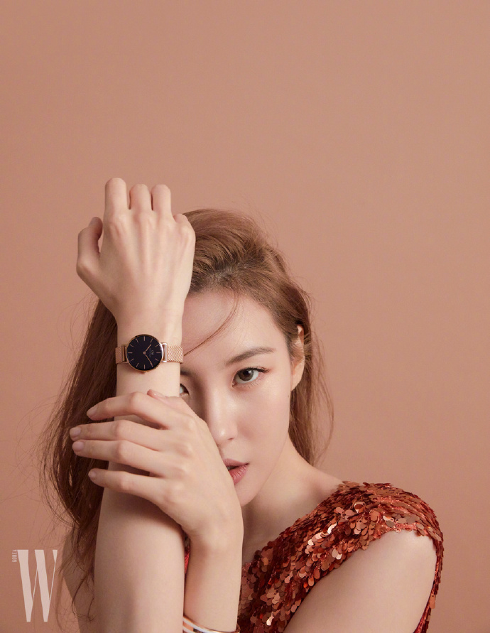 2018韩国版《W》十月刊-DW手表专题画报，模特宣美