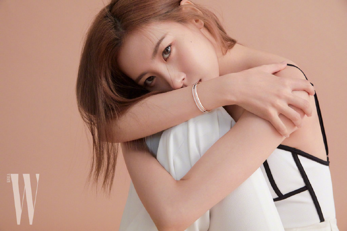 2018韩国版《W》十月刊-DW手表专题画报，模特宣美