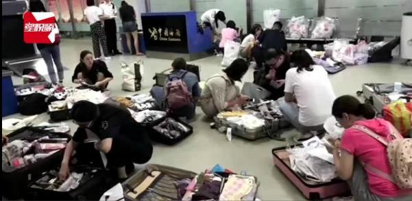 朋友圈转疯！全飞机100多人是“代购”，浦东机场严查「视频」！“人肉代购”要凉凉？