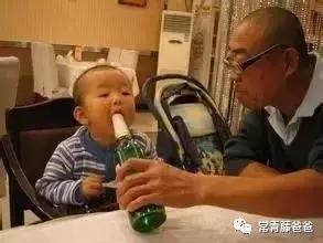 再逗我的孩子喝酒，就别怪我翻脸！