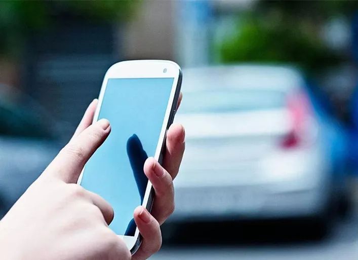 手机屏幕油油的怎么清理,手机屏幕流液体怎么修复