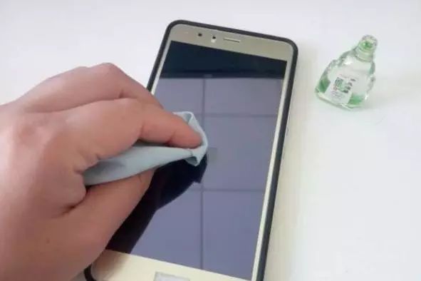 手机屏幕油油的怎么清理,手机屏幕流液体怎么修复