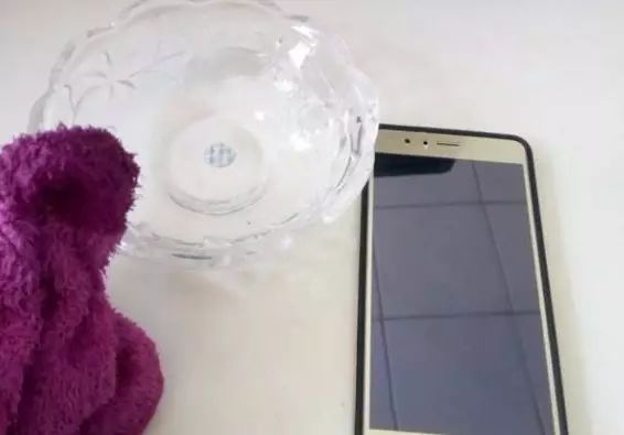 手机屏幕油油的怎么清理,手机屏幕流液体怎么修复