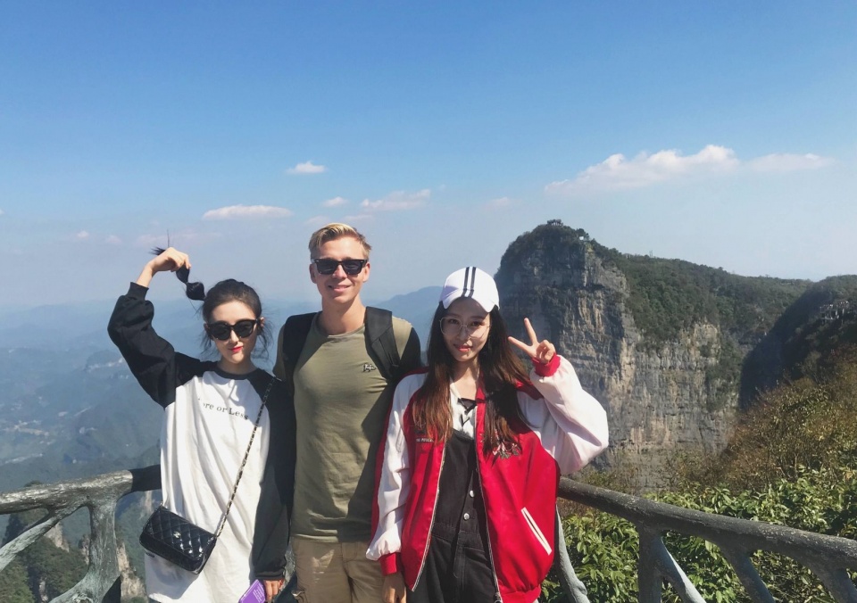 南京到张家界旅游跟团还是自助好,去张家界武陵源自己玩还是跟团好