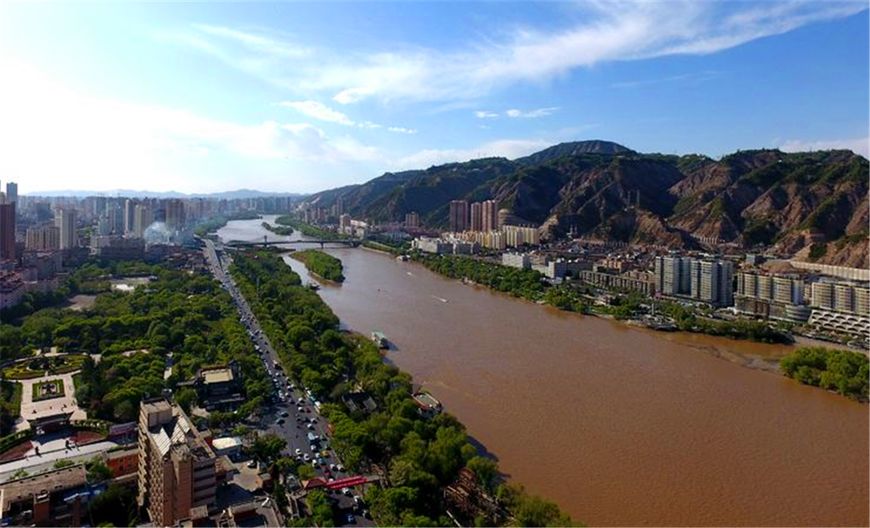 有座城市很有特色，像根黄瓜，主城区长一百公里，最窄处仅四公里