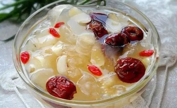 嘴唇干燥脱皮怎么快速去除,嘴唇一直干裂脱皮使嘴唇变丑