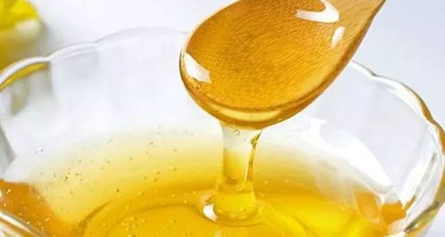 嘴唇干燥脱皮怎么快速去除,嘴唇一直干裂脱皮使嘴唇变丑