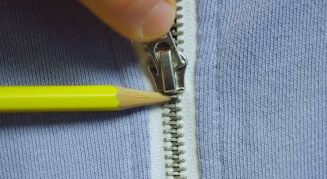 拉链拉过去不扣起来怎么处理,拉链拉不合怎么倒回去