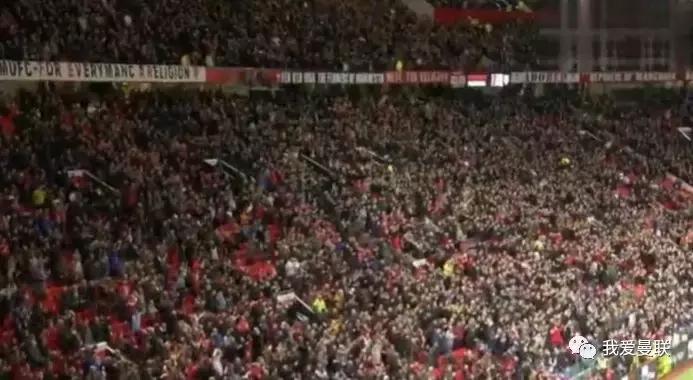 曼联逆转背后的真正英雄！你看，那位老人泪流满面