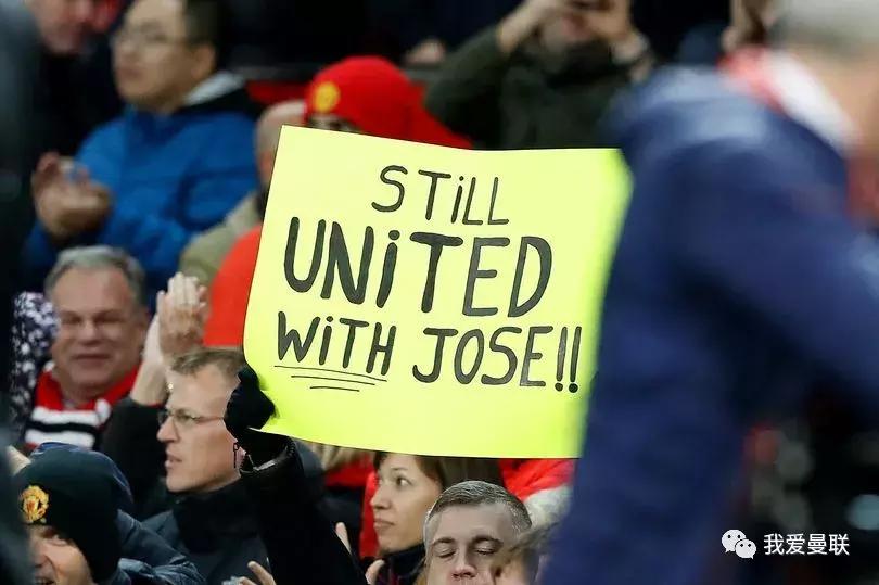 曼联逆转背后的真正英雄！你看，那位老人泪流满面