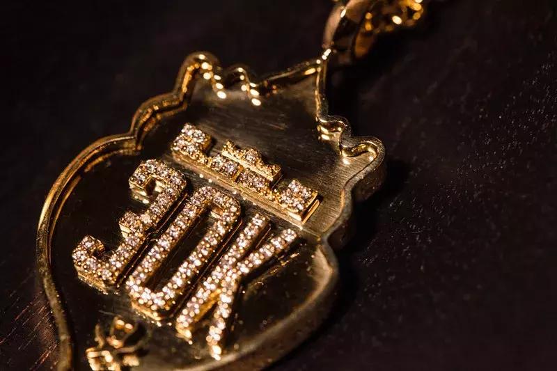 不止十万美金的镶钻球鞋！出自他手的球鞋，最便宜也要一千美金！