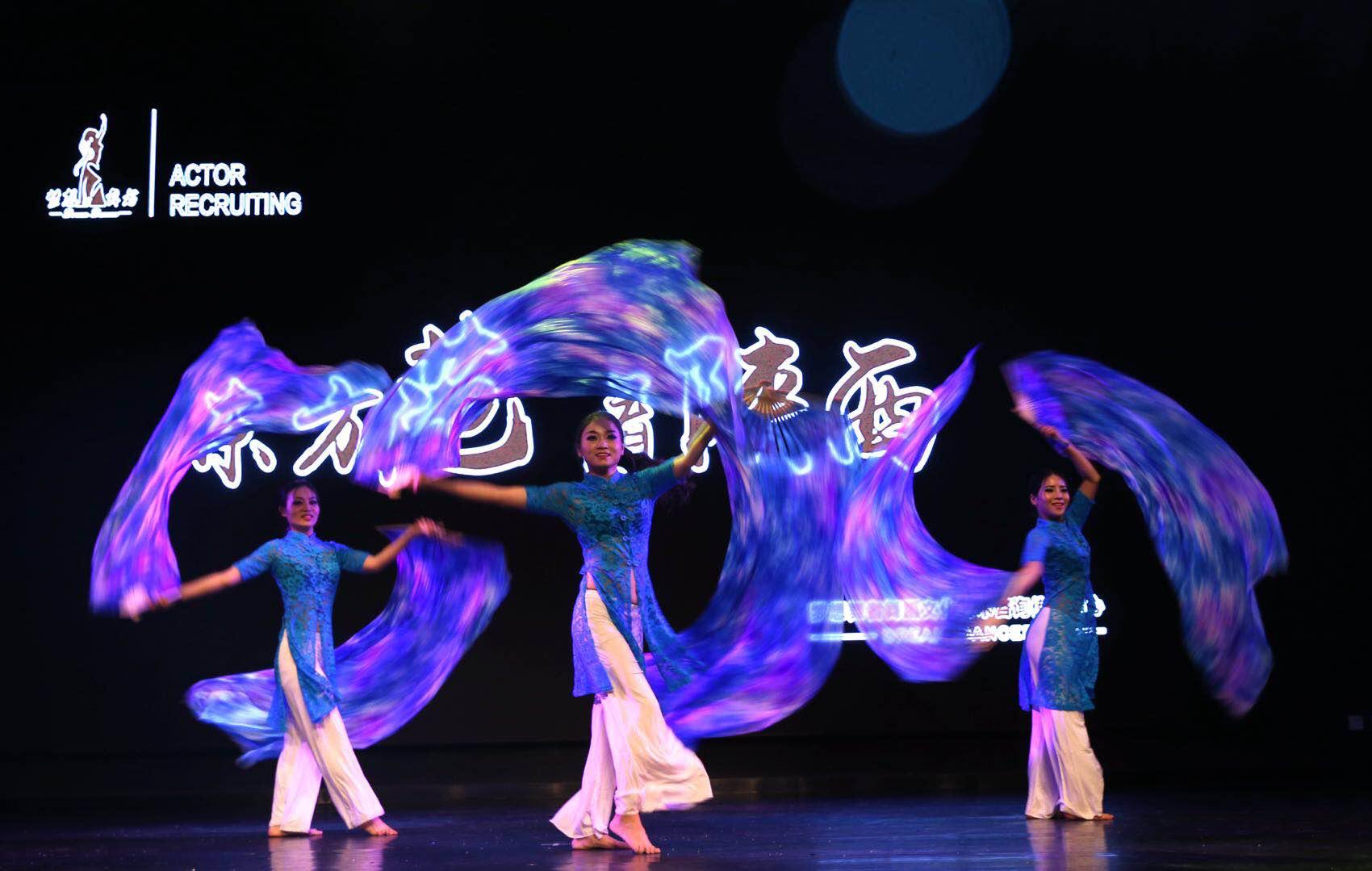 刚才，西安舞者一股清新印度风情曼妙舞姿引爆观众热情