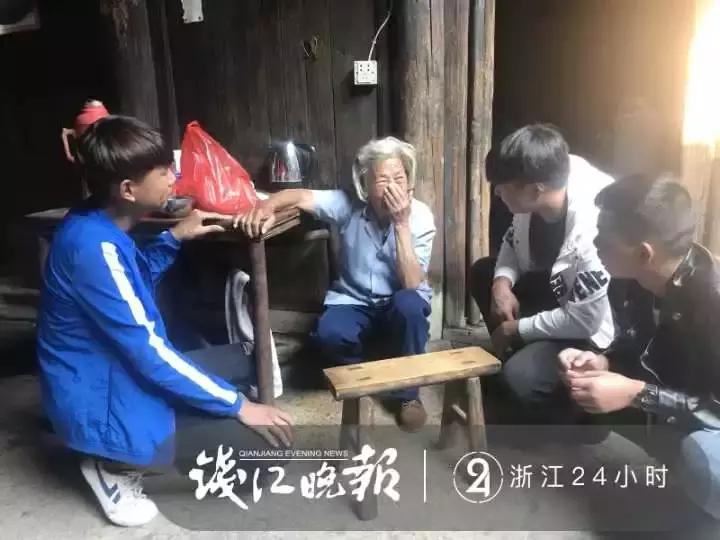 老人摔倒男子扶老人拍视频留证据,老人摔倒被扶后续