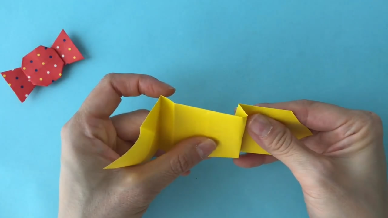 折纸糖果手工方法,用正方形装糖果的大袋子折纸