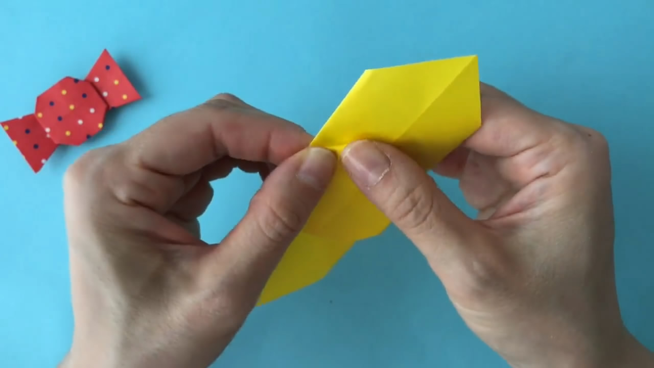 折纸糖果手工方法,用正方形装糖果的大袋子折纸