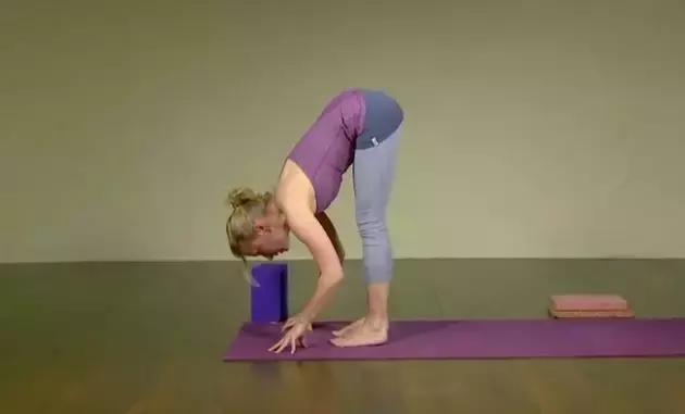 瑜伽跪变躺正确姿势,瑜伽跪球训练