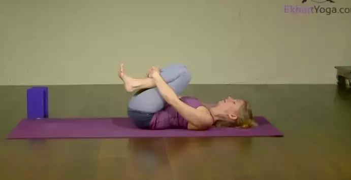 瑜伽跪变躺正确姿势,瑜伽跪球训练