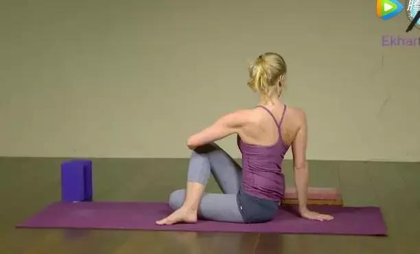瑜伽跪变躺正确姿势,瑜伽跪球训练
