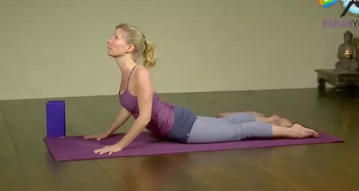 瑜伽跪变躺正确姿势,瑜伽跪球训练