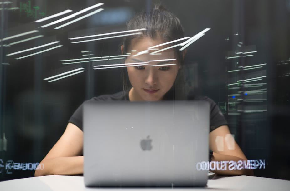 沿着42.195公里的跑道,她们奔向生活的远方