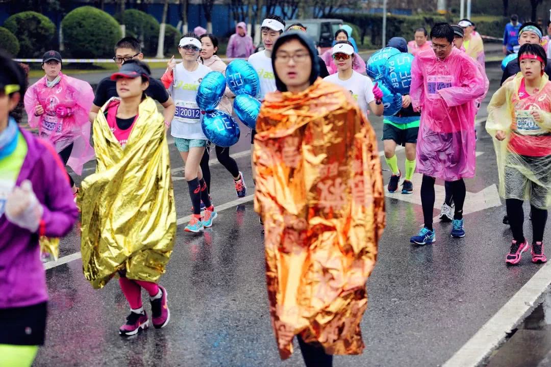沿着42.195公里的跑道,她们奔向生活的远方