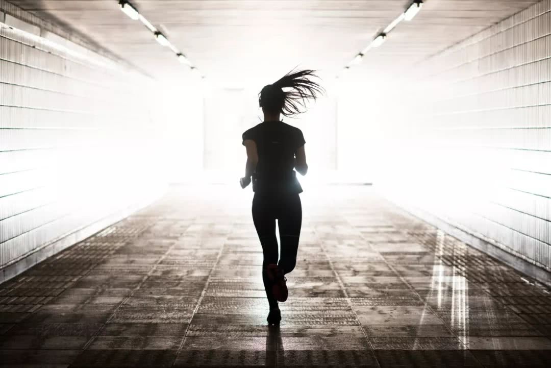 沿着42.195公里的跑道,她们奔向生活的远方