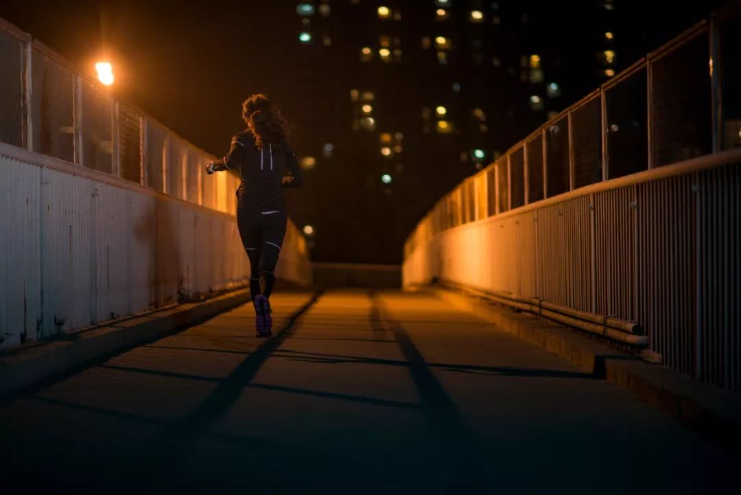 沿着42.195公里的跑道,她们奔向生活的远方