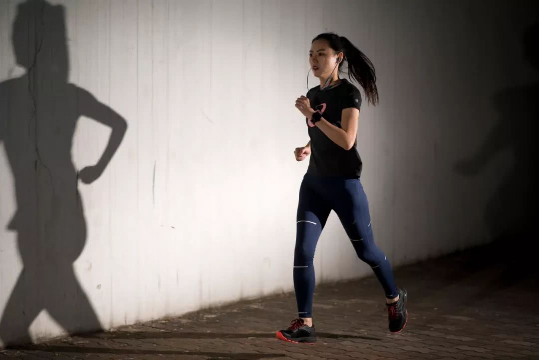 沿着42.195公里的跑道,她们奔向生活的远方