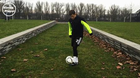 足球技巧花式起球小学生,足球后脚跟起球教学